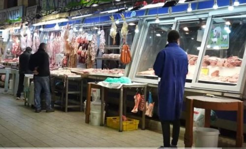 Великденнската трапеза в Гърция поскъпна рязко: масата за шестима стига 412 евро