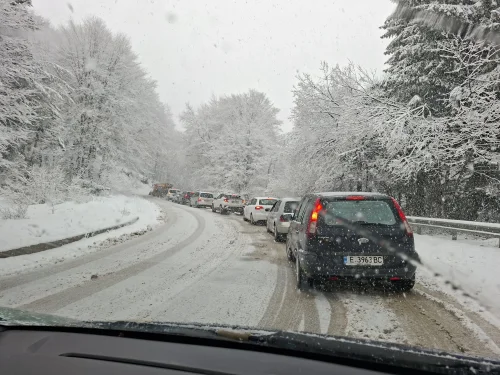 Петрохан затъна в сняг