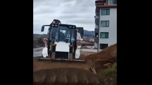 &bdquo;Прогресивна България&ldquo;: ДПС погазва закона - издига билборд върху държавен терен на АПИ (СНИМКИ/ВИДЕО)