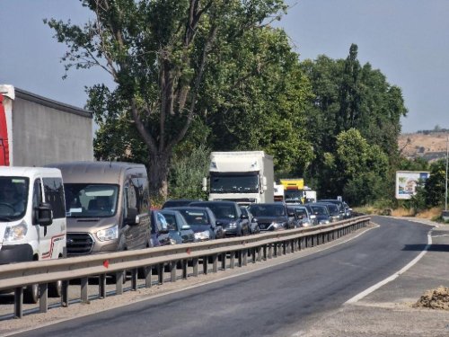 Километрична тапа към Гърция: Кресненското дефиле блокира още в първия празничен ден