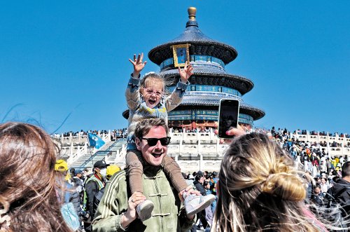 Китай отваря вратите: 30 дни без виза, &bdquo;граница за минута&ldquo; и данъци обратно още в магазина