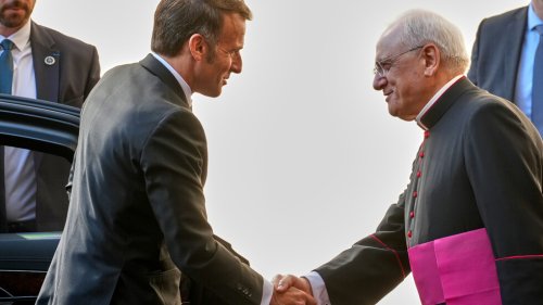 Макрон влиза във Ватикана с тревожен дневен ред: Близкият изток и ударите по Ливан