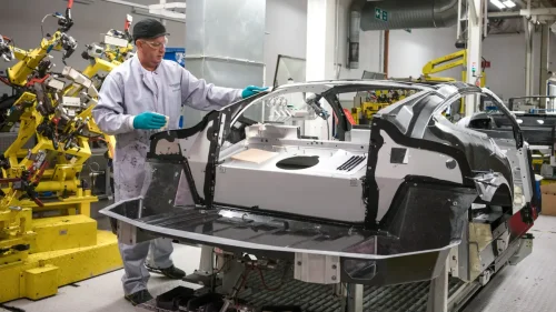 Нова суровинна криза заплашва автомобилите: Ударите в Залива изстреляха цената на алуминия до 5-годишен връх