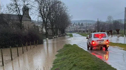 Река Черни Лом излезе от коритото си край Априлово: подготвят евакуация, нивото расте