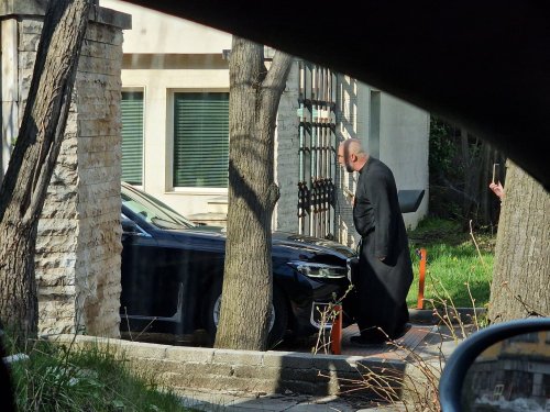 Мъж с расо блокира колата на Надежда Нейнски и я анатемоса (ВИДЕО)