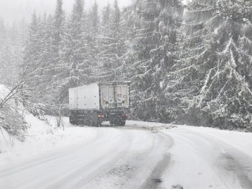 Сняг затвори Превала за камиони, по пътя Смолян&ndash;Пловдив има свлачища