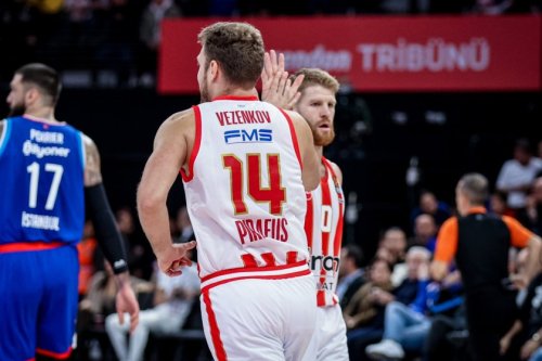 Везенков пак поведе Олимпиакос: Отборът е №1 в Евролигата