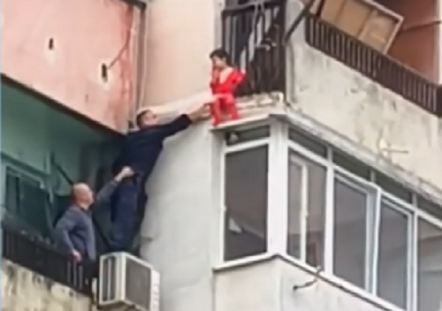 УЖАС В ЯМБОЛ: Полицаи спасиха дете, висящо от последния етаж (ВИДЕО)