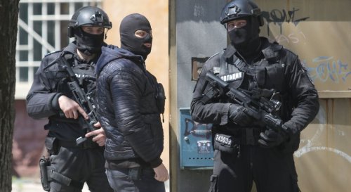 Списъци с 200 имена, наркотици и фалшива книжка: трима арестувани при спецакция във Велико Търново