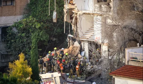 4 загинали в Хайфа след ракетен удар: спасители вадиха тела с часове