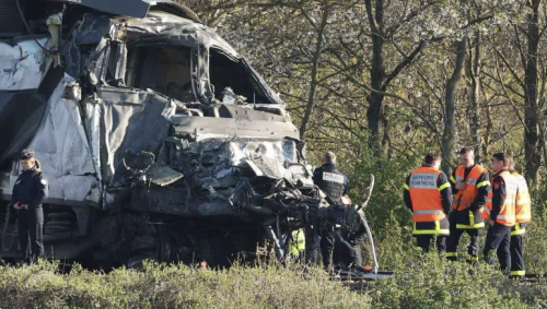 Влак се вряза в камион на прелез във Франция: загина машинист, десетки са ранени