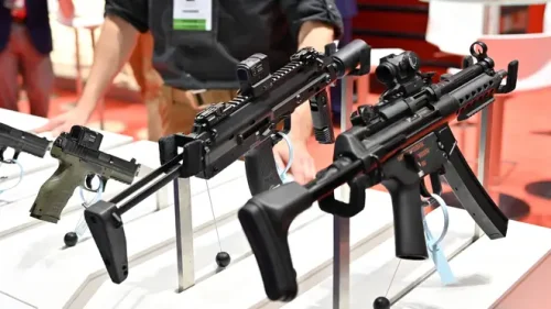 Гаф в охраната на Садик Хан: въоръжени полицаи оставили чанта с оръжия пред дома му