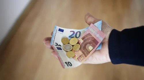 Пенсиите тръгват от 7 април: НОИ изплаща и великденски добавки до 50 евро