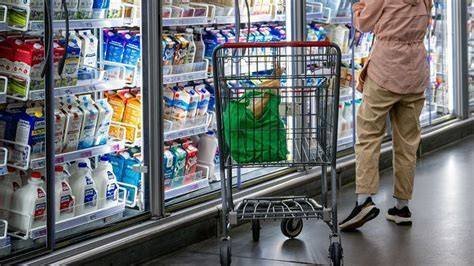 КЗП удря по великденските надценки: започна масирана проверка на агнешко, яйца и козунаци