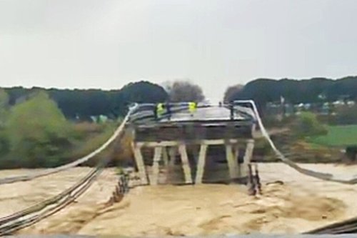 Мост на магистрала рухна в Италия: откъснати са пътища към Абруцо (ВИДЕО)