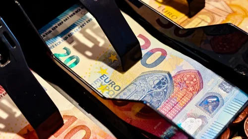 Банките взеха 900 млн. евро чисто от такси, но печалбата им се сви