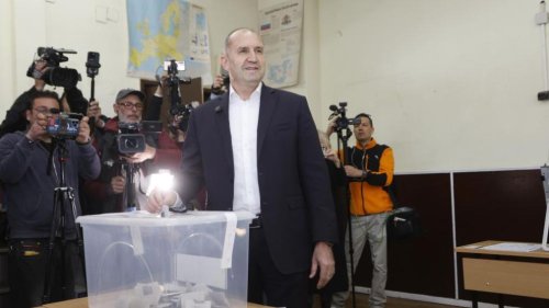 Румен Радев гласува в София: &bdquo;Избирателната активност е начинът да се противодейства на купения вот&ldquo;