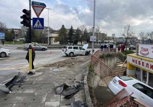 Ауди полетя от 3 метра и се заби в магазин в Шумен: трима са в болница
