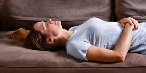 Спането без възглавница: въздействие върху здравето