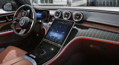 Mercedes показва електрическата C‑Class отвътре: 56-инчов екран и &bdquo;звездно небе&ldquo; в тавана