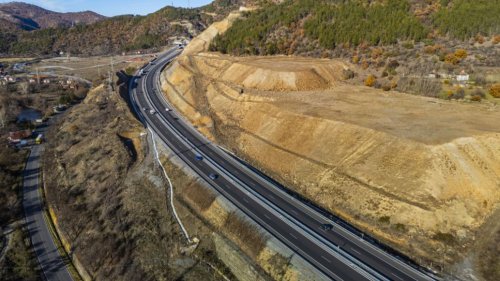 Ограничено движение при км 103 на АМ &bdquo;Струма&ldquo; заради свличане на скална маса