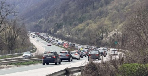 Километри колони на &bdquo;Витиня&ldquo;: трафикът към София се запуши в последния почивен ден