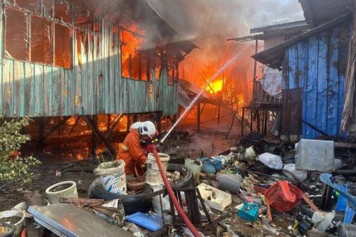 Огнен ад в Сабах: пожар изпепели 1000 къщи и остави над 9000 души без дом