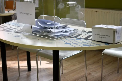 Над 100 членове на СИК в Кърджали подадоха оставка часове преди вота