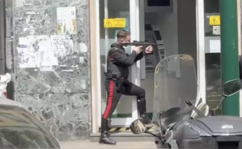 Въоръжен грабеж със заложници в банка в Неапол (ВИДЕО)