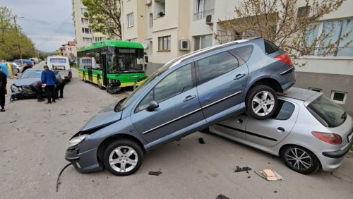 Автобус в Хасково помете три коли, в Шумен &bdquo;Ауди&ldquo; падна в подлез: трима ранени