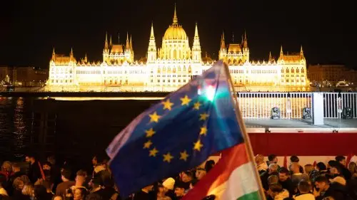 Мадяр връща знамето на ЕС на парламента: символичен завой за Унгария