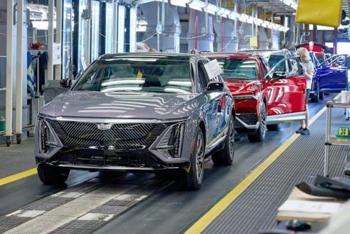 GM натиска спирачките на новите електромобили и връща фокуса към бензина