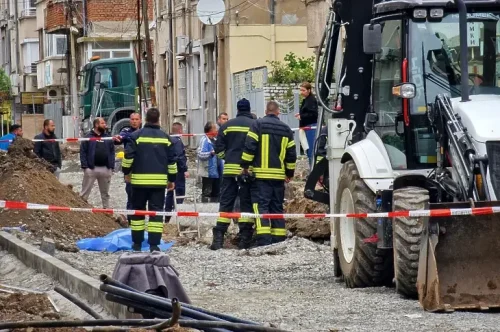 Трагедия в Бургас: Работник загина, затрупан в изкоп
