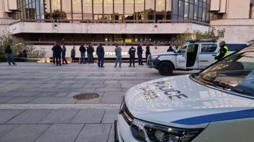 Борбата за живота на 14-годишното момче, паднало от НДК, продължава
