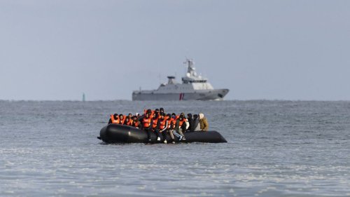 Двама мигранти загинаха при опит за прекосяване на Ламанша с лодка