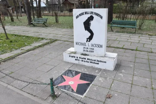 В Букурещ има паметник на Майкъл Джексън