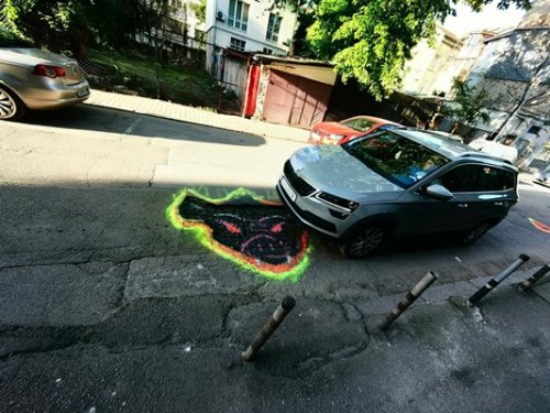 Дупките по ул. &bdquo;Чипровци&ldquo; в София се превърнаха в улична галерия (СНИМКИ)