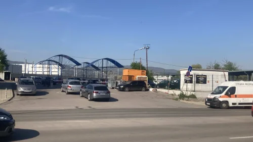 Протест зад затворени врати: Служител се барикадира в &bdquo;Земляне&ldquo;