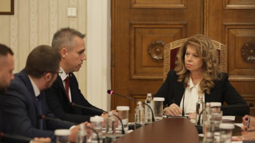 &bdquo;Възраждане&ldquo; при Йотова: Искат референдум за лева
