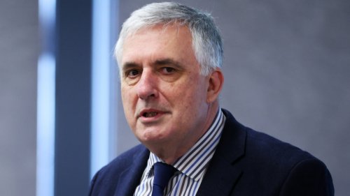 Ивайло Калфин подчертава нарастващите цени за основни стоки в България