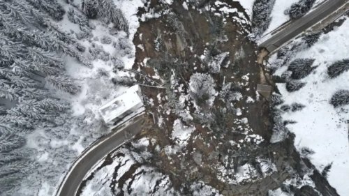 Поне година ще възстановяват пътя след свлачището край Пампорово