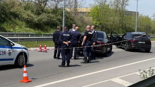 Гонка с лъскави коли и стрелба в Хасково: млад мъж е ранен (СНИМКИ+ВИДЕО)