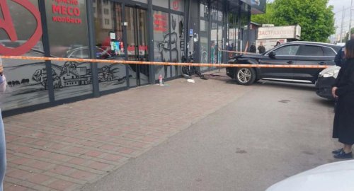 Кола помете хора пред магазин в София