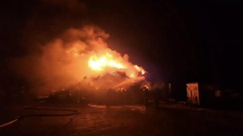 Пожар в база за вторични суровини край Сливен: Силен вятър затрудни гасенето, проверяват за умишлен палеж