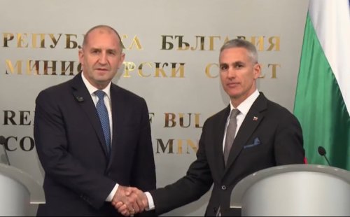 Новият премиер Румен Радев поема управлението на България