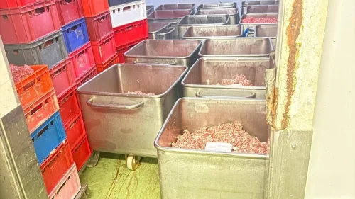 БАБХ удари месокомбинат: Над 6,8 тона негодни храни отиват в екарисаж