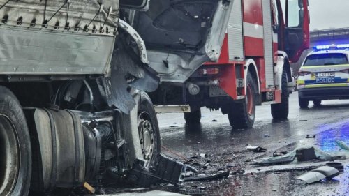 Тежка катастрофа между автобус и тир затвори &bdquo;Хемус&ldquo; край София