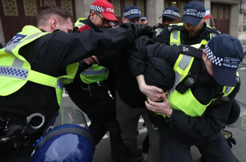 Лондонската полиция разследва престъпления от омраза след два мащабни протеста