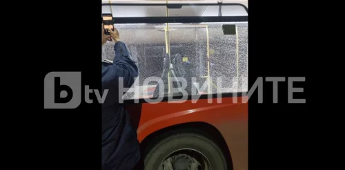 Стреляха по автобус на градския транспорт в Перник