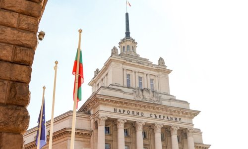 Парламентът няма да ходи във ваканция заради спешни законодателни задачи